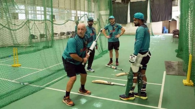 গুয়াহাটি টেস্টে নেই গিল, ভারতের অধিনায়কত্ব করবেন ঋষভ পন্ত