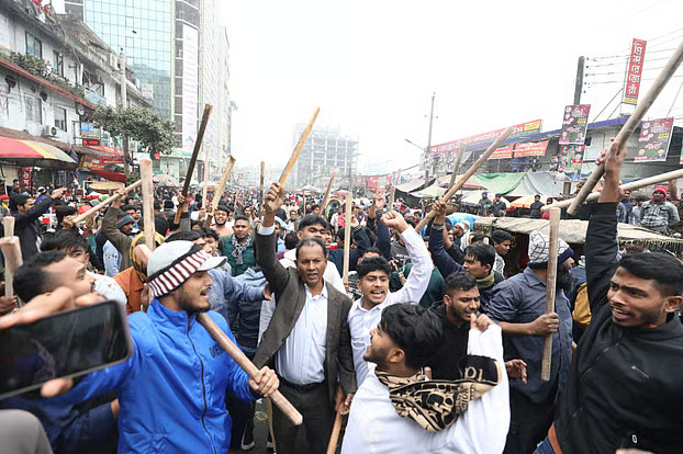 কারওয়ান বাজারে ব্যবসায়ীদের মানববন্ধনে অতর্কিত হামলা, প্রতিবাদে লাঠিসোঁটা নিয়ে বিক্ষোভ