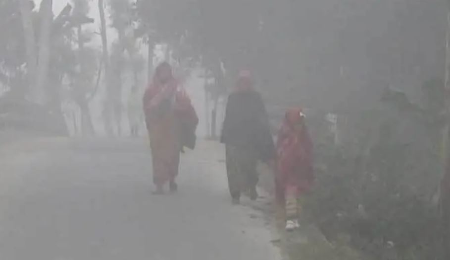 শীতের দাপটে কাঁপছে গাইবান্ধা, সূর্যের দেখা নেই